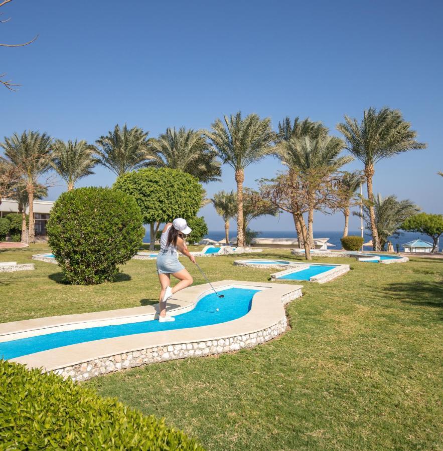 ホテル セレニティ マカディ ビーチ マカディ・ベイ エクステリア 写真 A woman playing mini golf in Egypt