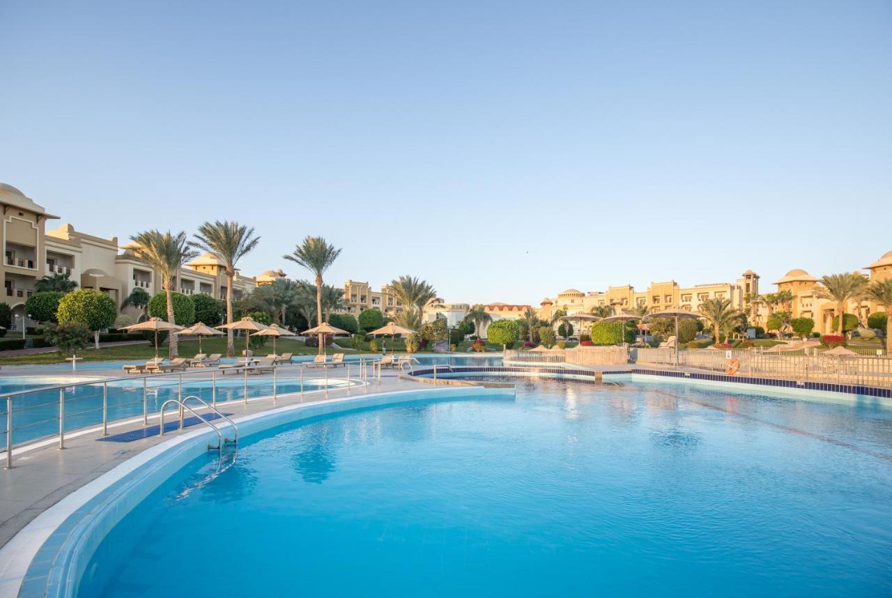 ホテル セレニティ マカディ ビーチ マカディ・ベイ エクステリア 写真 The swimming pool at the resort