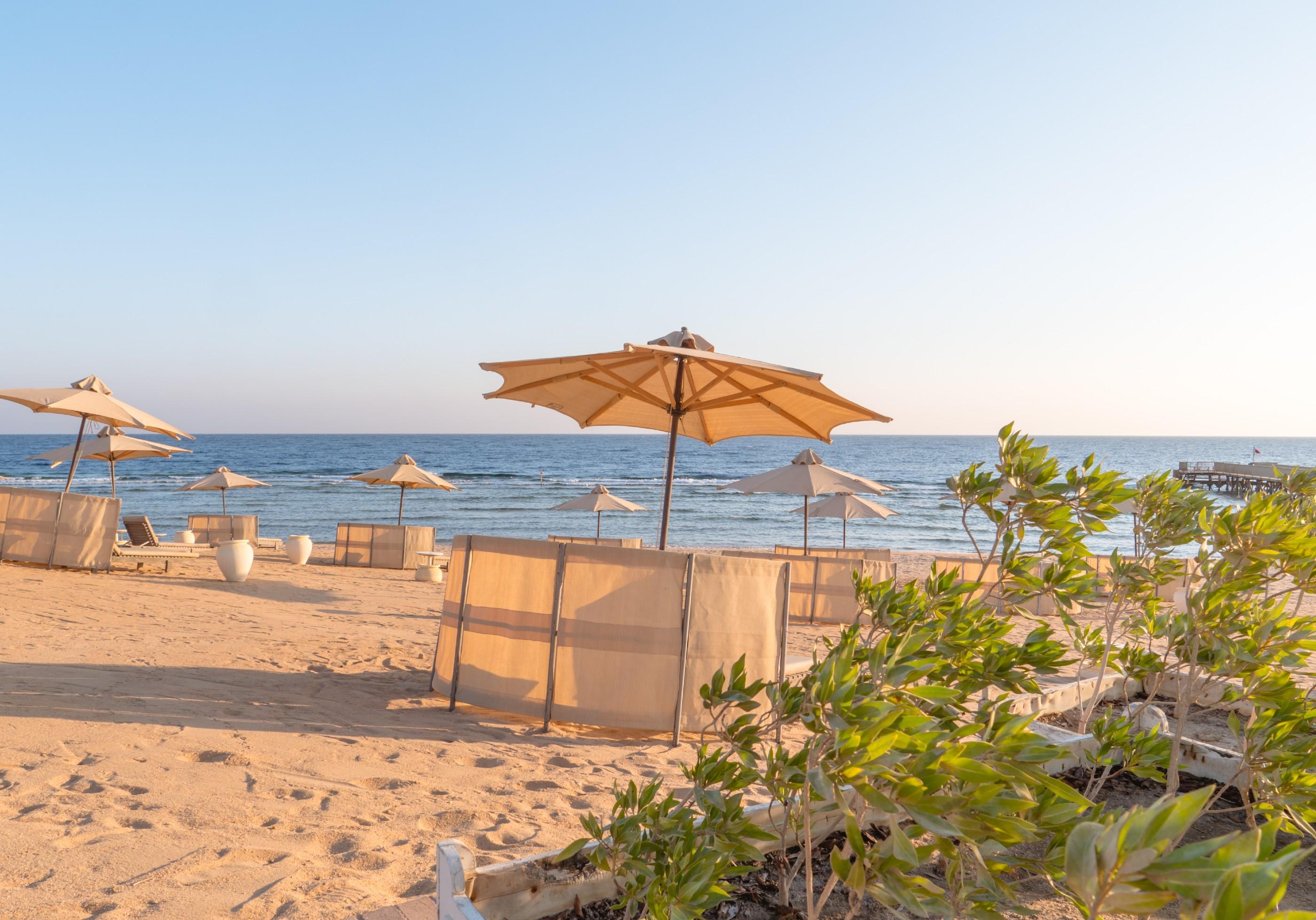 ホテル セレニティ マカディ ビーチ マカディ・ベイ エクステリア 写真 Beach in the resort