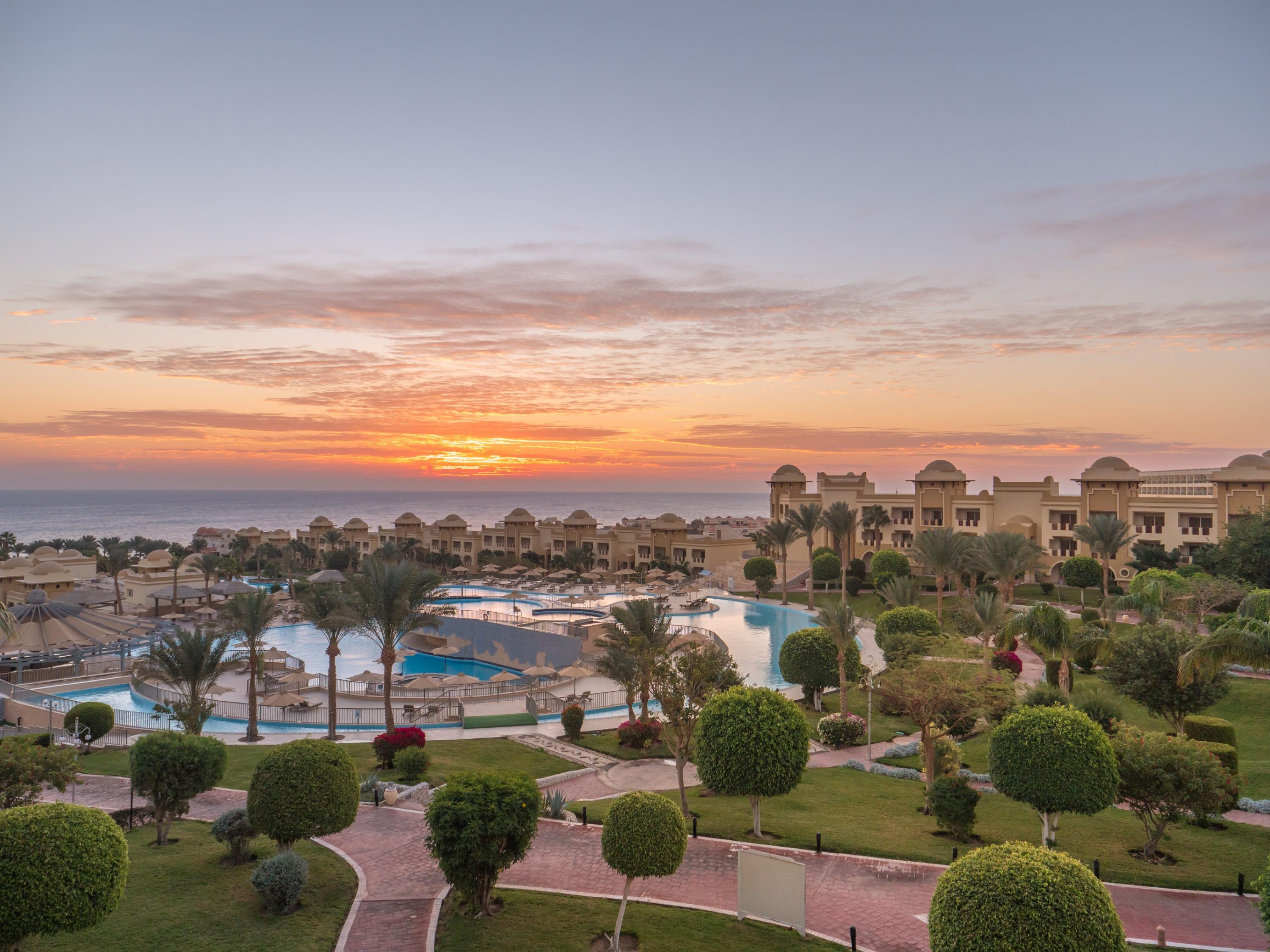 ホテル セレニティ マカディ ビーチ マカディ・ベイ エクステリア 写真 Sunrise at the resort