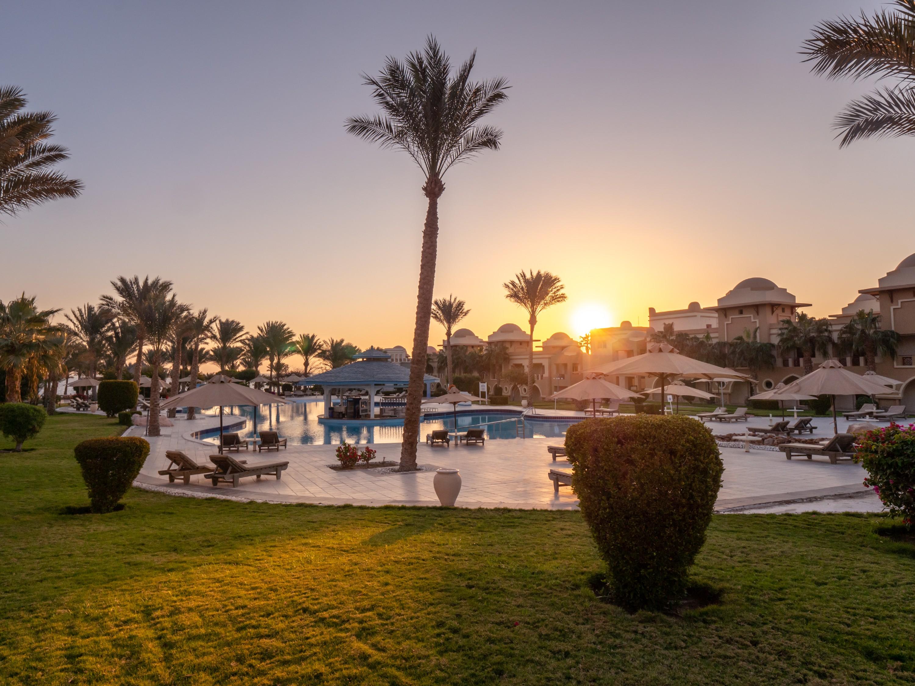 ホテル セレニティ マカディ ビーチ マカディ・ベイ エクステリア 写真 Sunset at the Hilton Sharm El Sheikh