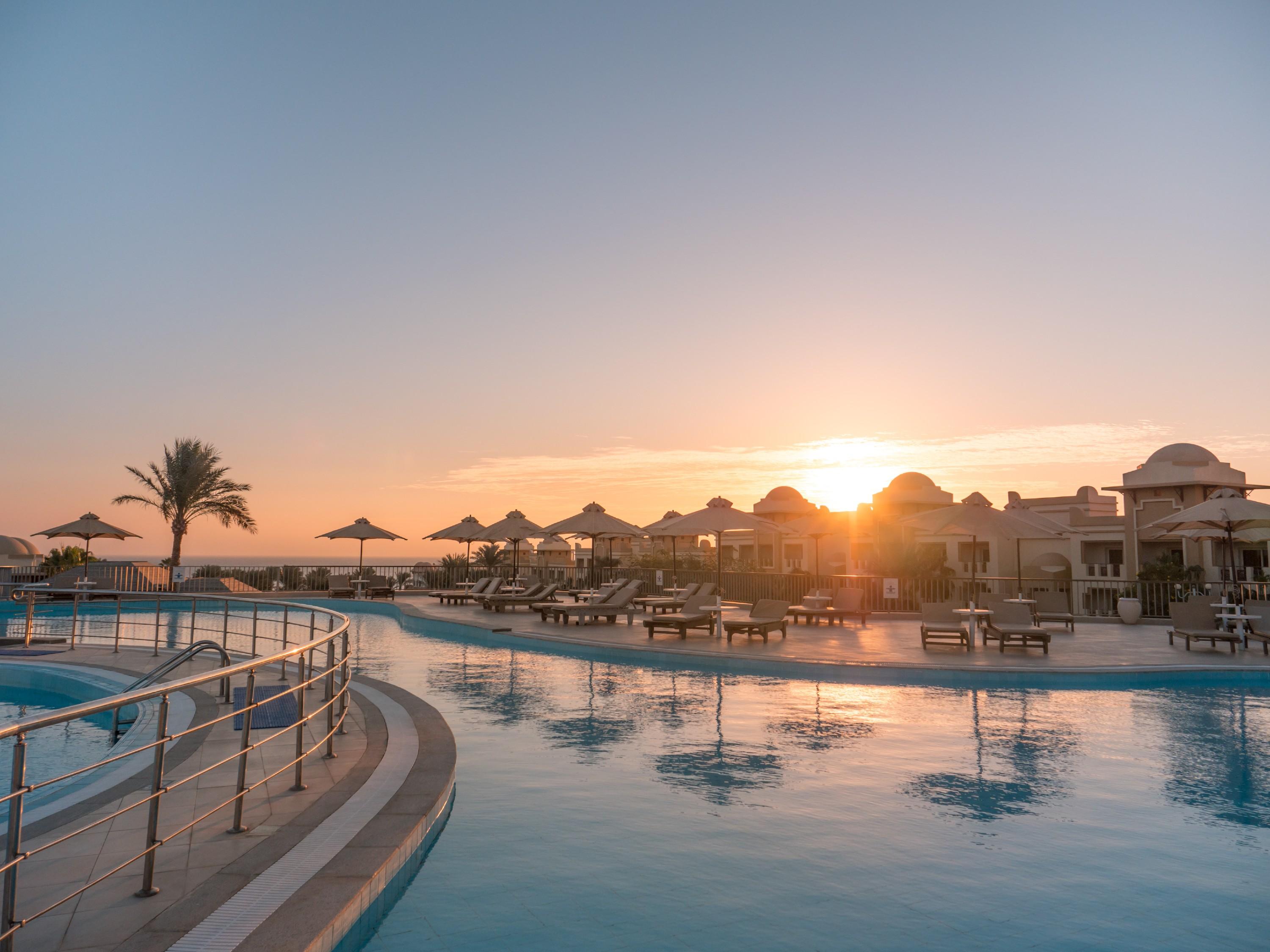 ホテル セレニティ マカディ ビーチ マカディ・ベイ エクステリア 写真 Sunset at the pool