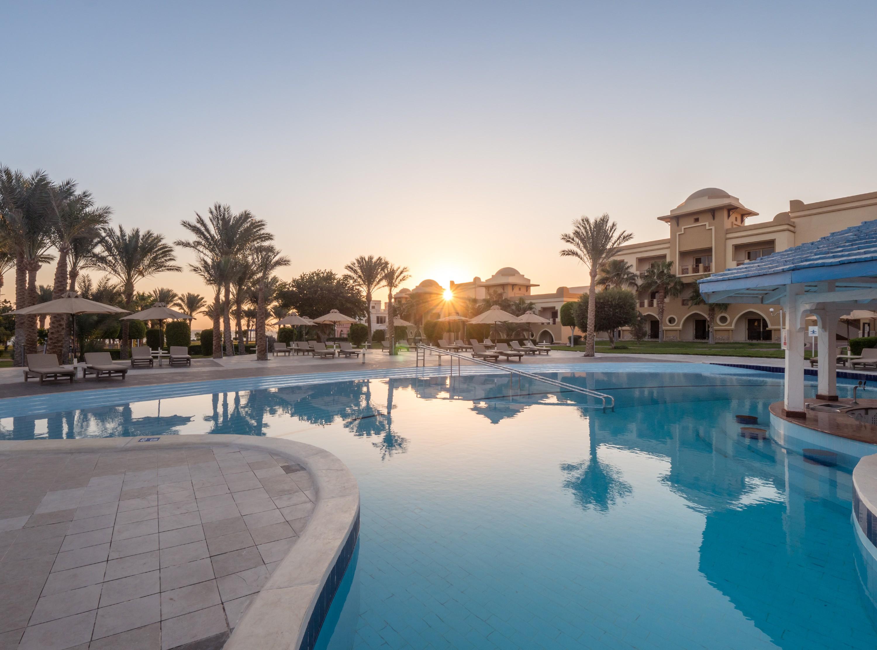 ホテル セレニティ マカディ ビーチ マカディ・ベイ エクステリア 写真 The swimming pool at the resort
