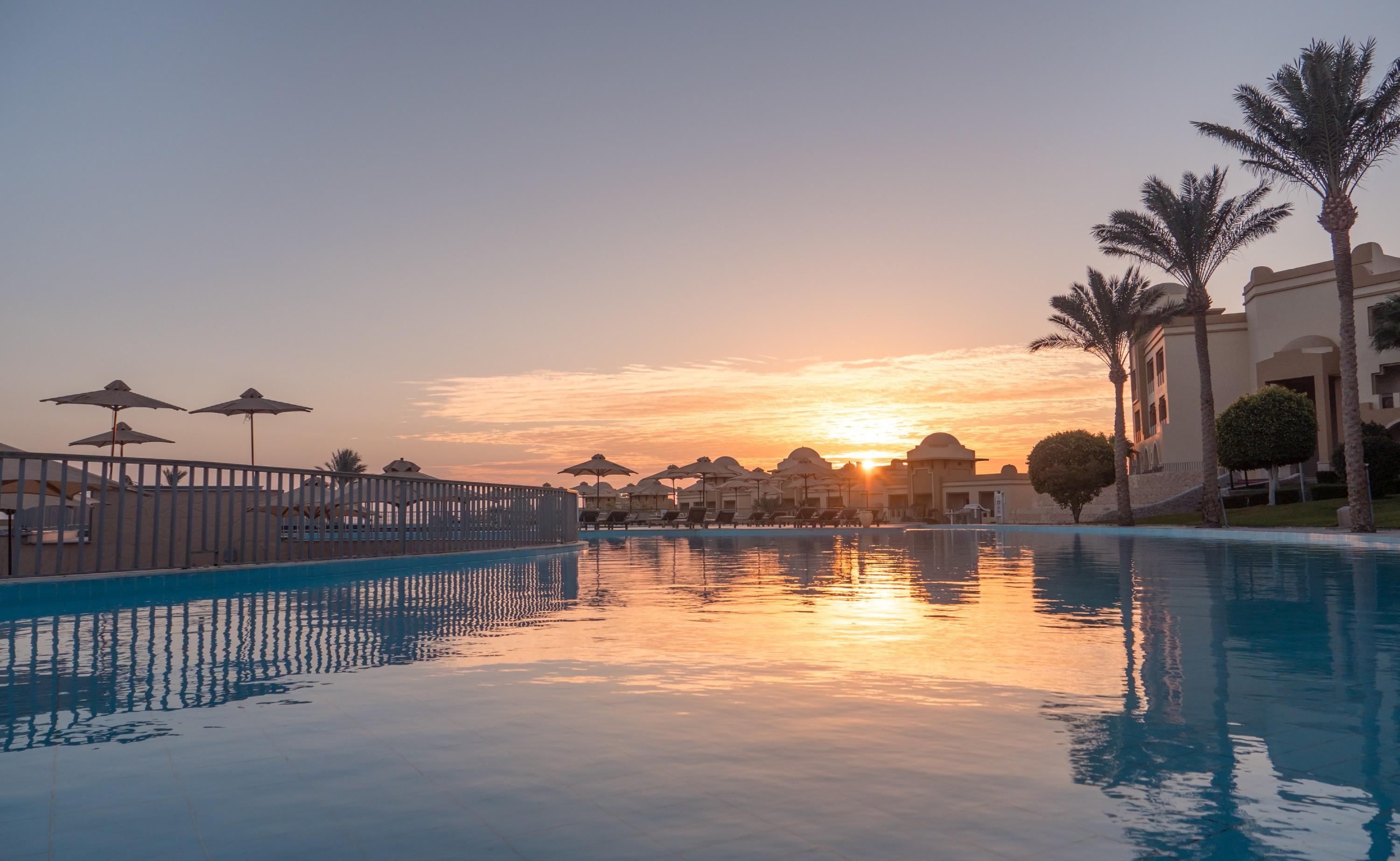 ホテル セレニティ マカディ ビーチ マカディ・ベイ エクステリア 写真 Sunset at the pool