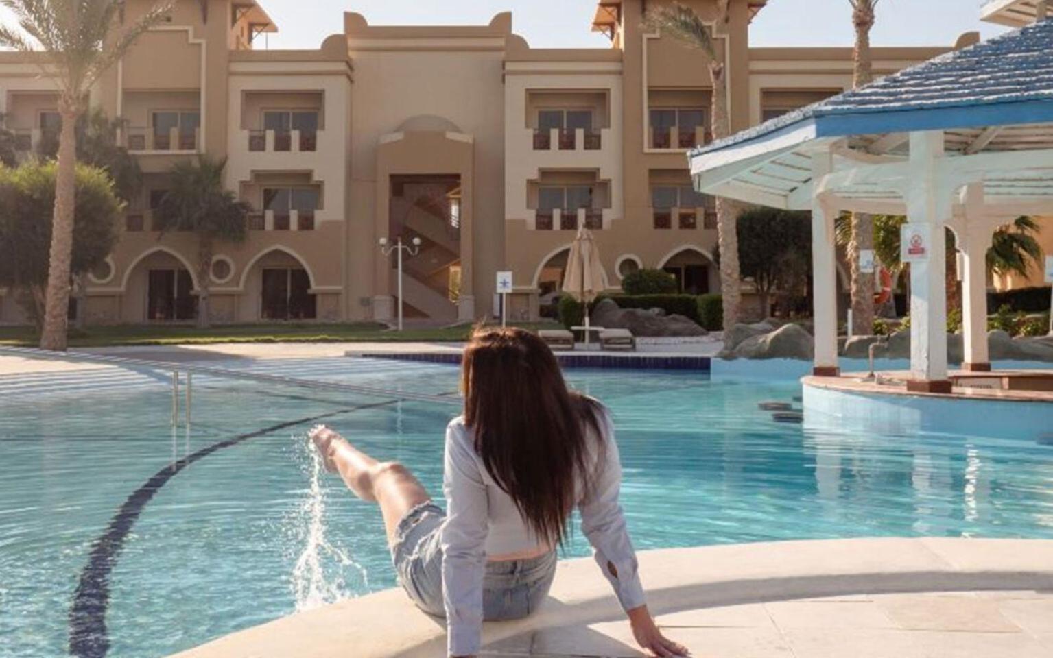 ホテル セレニティ マカディ ビーチ マカディ・ベイ エクステリア 写真 The swimming pool at the resort